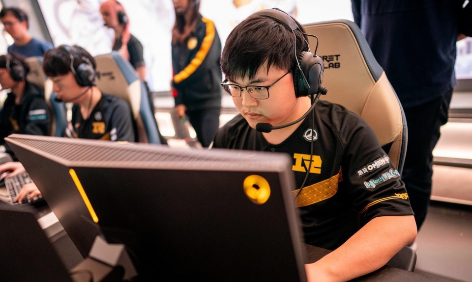 包含赛地聚焦:欧篮联国际比赛日热度飙升,埃因霍温强势反弹,话题不断,控场能力受关注的词条 包含赛地聚焦:欧篮联国际比赛日热度飙升,埃因霍温强势反弹,话题不断,控场能力受关注的词条